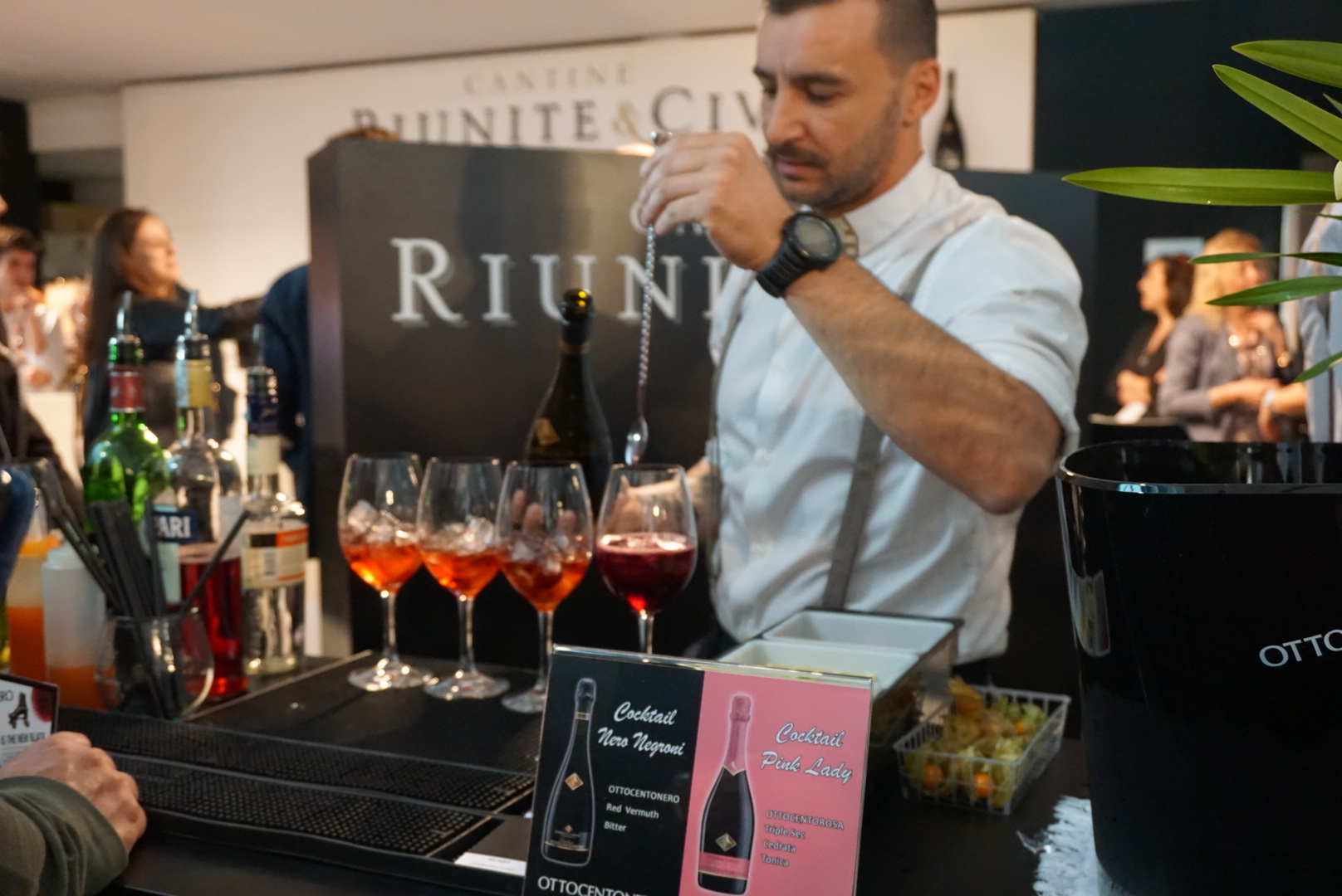  In preparazione il Nero Negroni con Ottocentonero di Albinea Canali. 